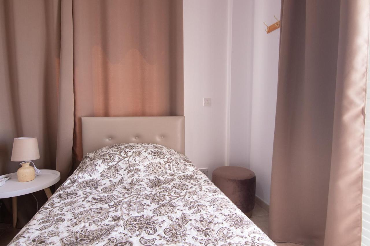 Amelia Two Bedroom Apartment - 202 파포스 외부 사진